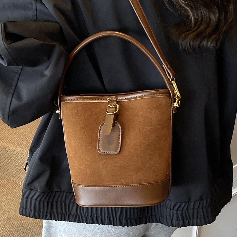 今年流行复古手拎水桶包