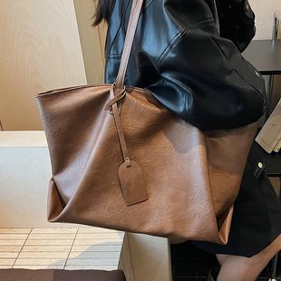 高级感纯色上班通勤包女式2026新款秋冬复古大容量学生上课托特包
