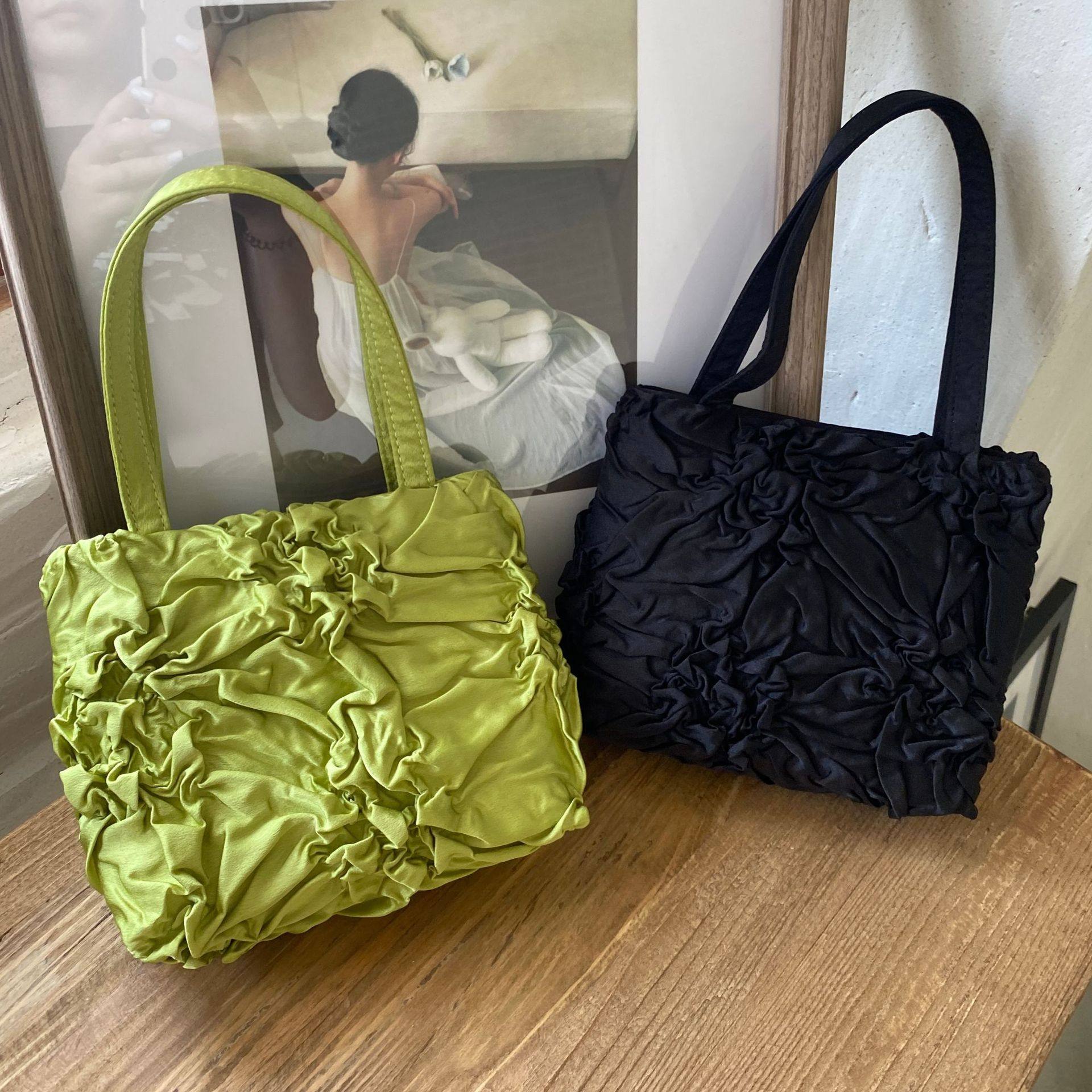 法式牛油果绿褶皱小众设计手提包尼龙简约纯色优雅手拎手机小方包