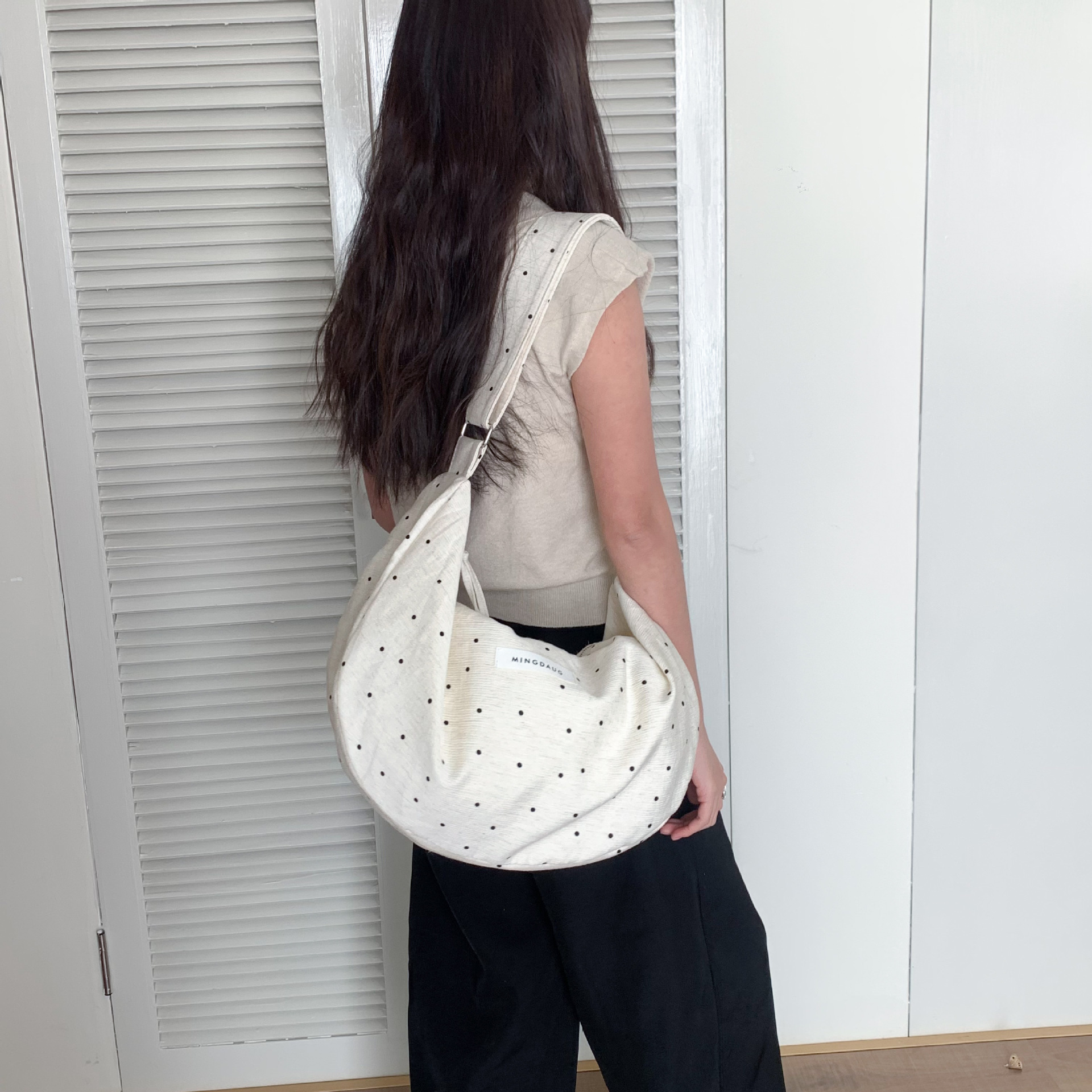 韩系经典波点大容量饺子斜跨包