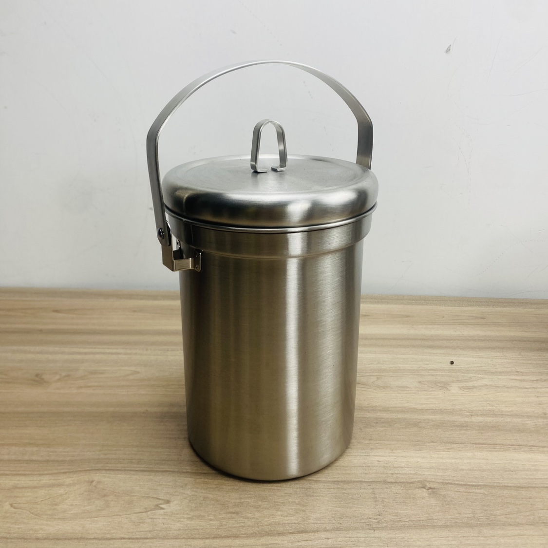 工厂瑕疵304不锈钢加厚提桶加高储水桶厨用收纳桶桌面垃圾桶带盖