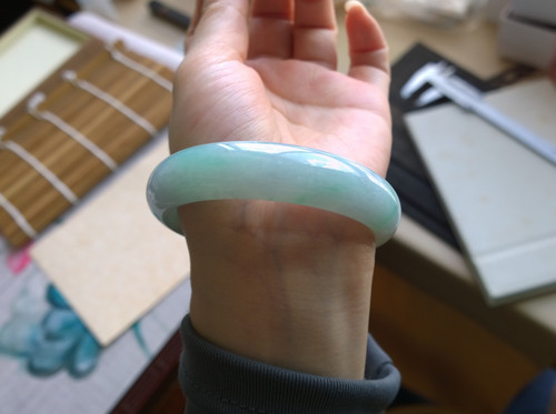 天然缅甸玉A货翡翠手镯 糯冰飘绿 玉镯 内径58