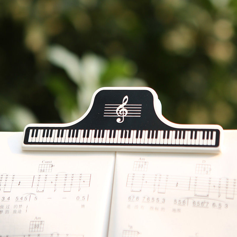 台湾高品质大谱夹钢琴书夹曲谱夹音符大夹子长条夹学生音乐会礼品在类目 电子词典/电纸书/文化用品, 装订用品, 票夹/长尾夹中 - 来自Buy2taobao.com提供专业的淘宝代购服务