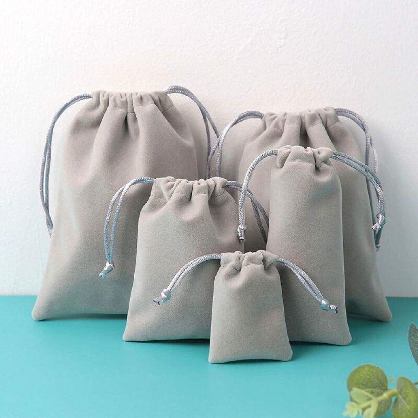 手机充电宝绒布收纳袋多功能便携保护套耳机数据线数码化妆包实用