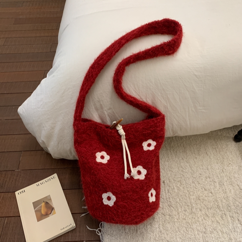 甜美花朵毛绒水桶包女2025休闲单肩包气质可爱质感百搭洋气斜挎包