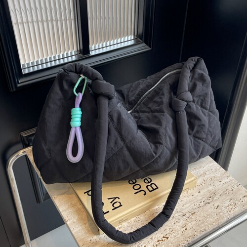 大容量棉服斜挎包女2025秋冬云朵旅行单肩包菱格托特包通勤健身包