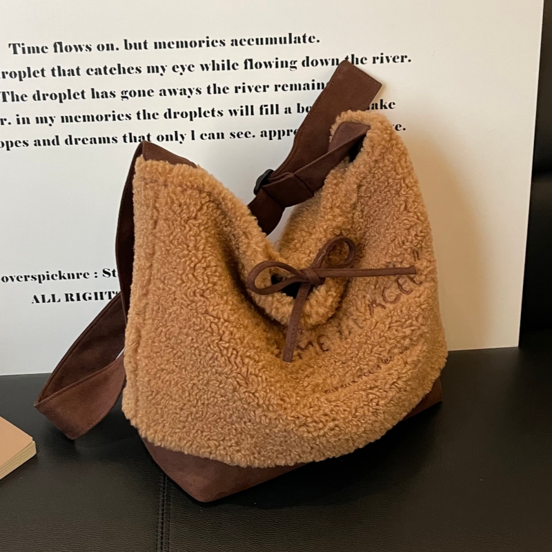 秋冬季大容量高级感上班通勤斜挎托特包包女2025新款单肩毛绒包潮