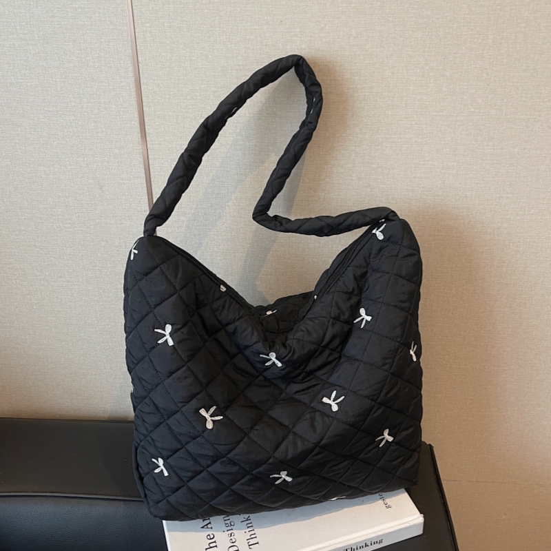 2025秋季韩版小众洋气休闲个性潮流菱格时尚纯色简约休闲手提女包