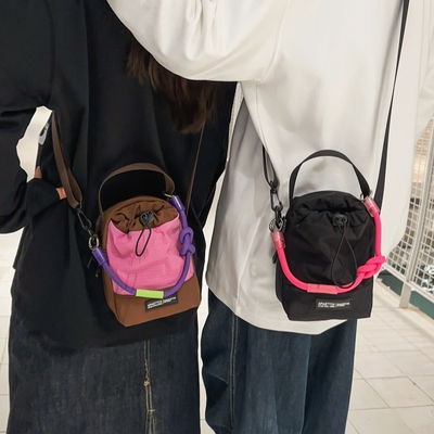 2026新款潮流斜挎包便携水杯袋男女外出小背包手机包尼龙布单肩包