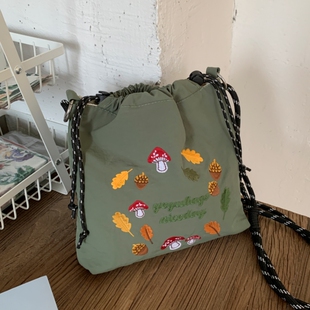 刺绣布袋水桶包包女2025新款休闲百搭单肩包文艺简约抽绳斜挎包潮