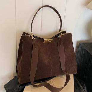 高级感复古磨砂机车包女2024新款 大容量通勤单肩腋下包手提托特包