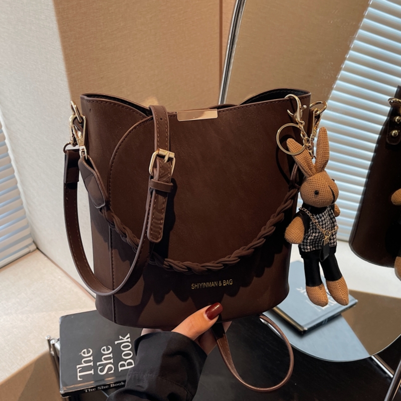 高级感小众设计包包女2025秋冬新款手提包复古百搭通勤斜挎水桶包