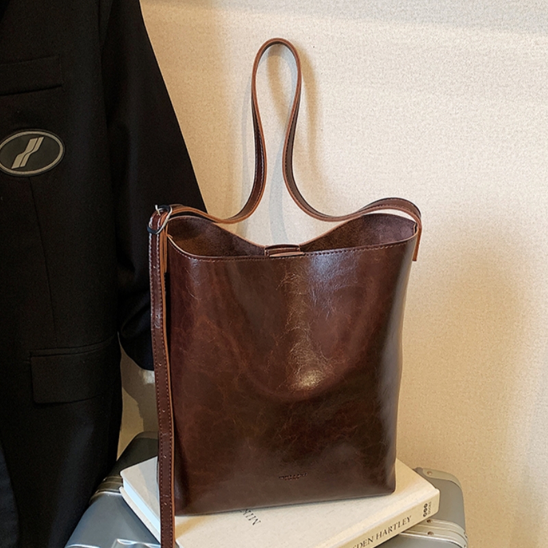 大容量复古水桶包包女2025冬季新款小众通勤单肩包时尚超火斜挎包