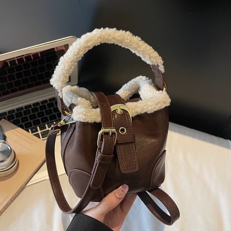 复古毛绒水桶包女2025新款手提斜挎包简约休闲时尚迷你口红小包潮