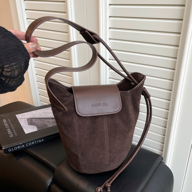 小众复古包包女式2025新款高级感麂皮绒时尚百搭单肩包斜挎水桶包