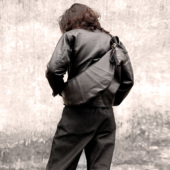 重工重磅手工制作意大利托斯卡纳头层植鞣牛皮牛角可颂包斜挎包