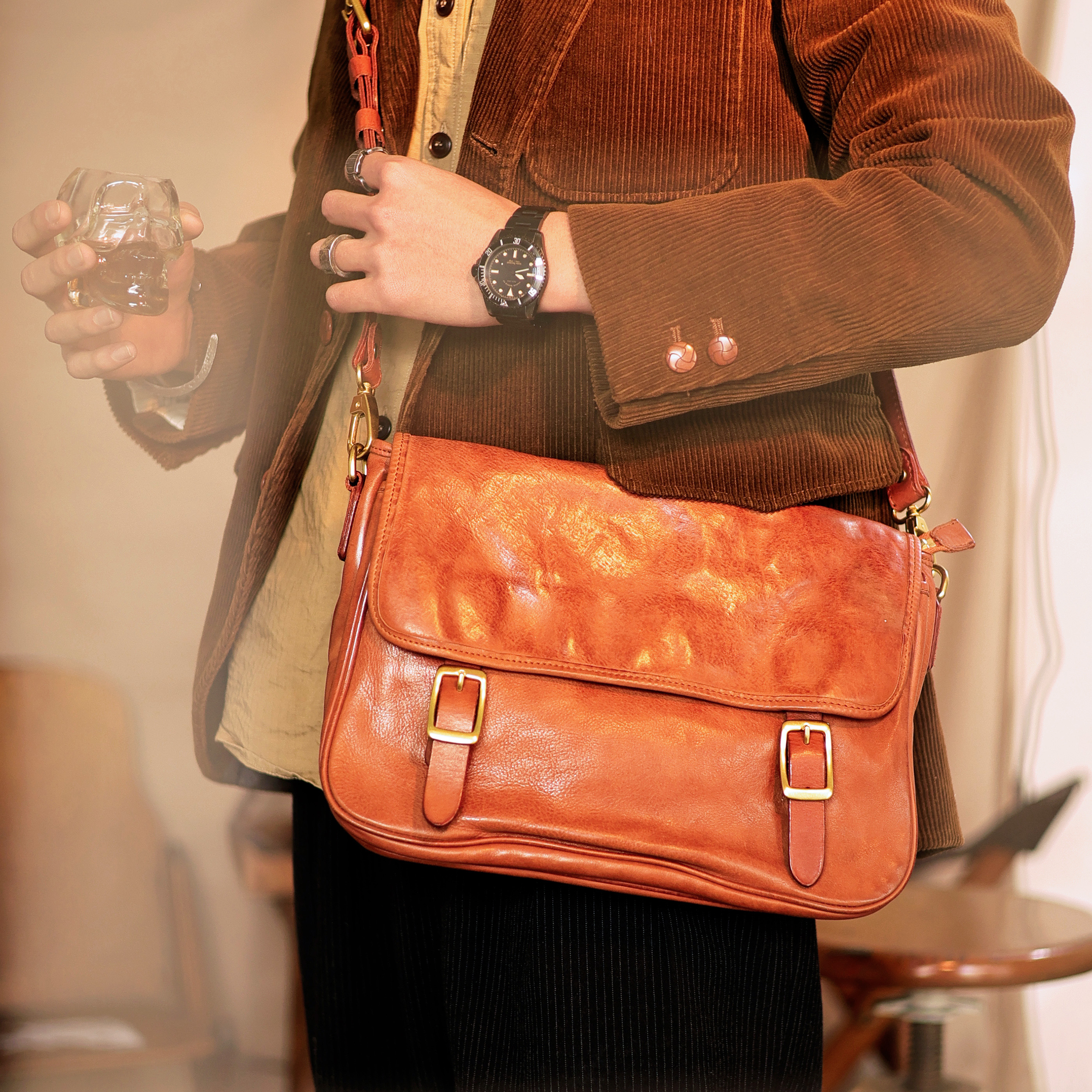 超柔软牛皮中性复古单肩邮差包