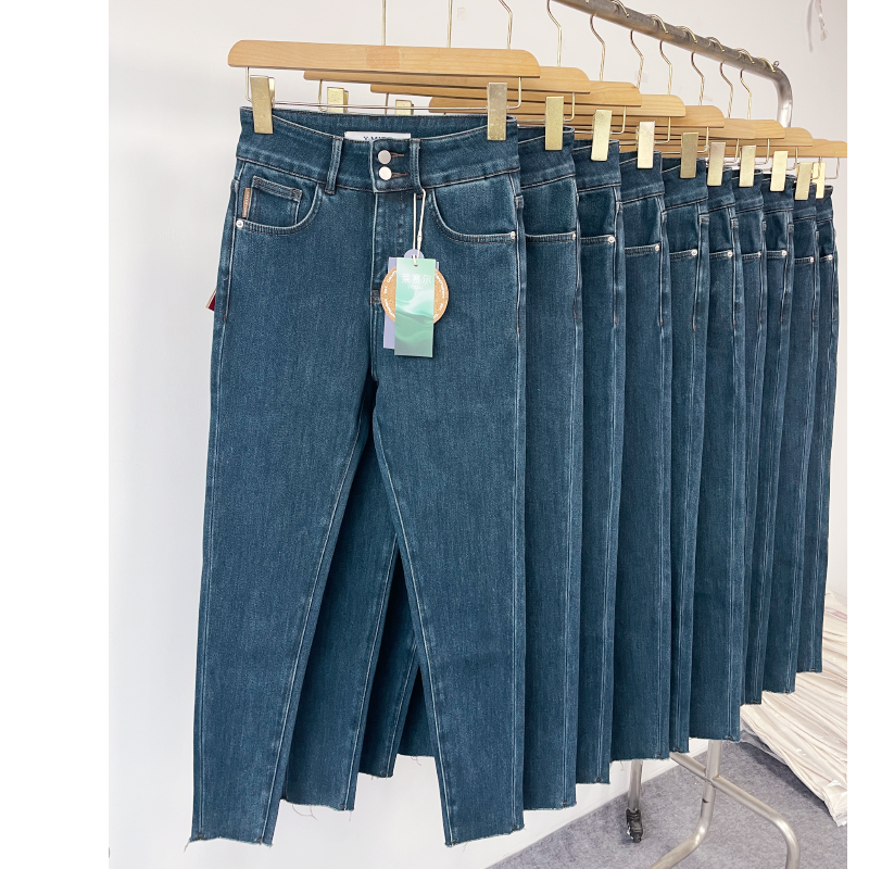 两粒排扣加绒紧身高腰小脚牛仔裤