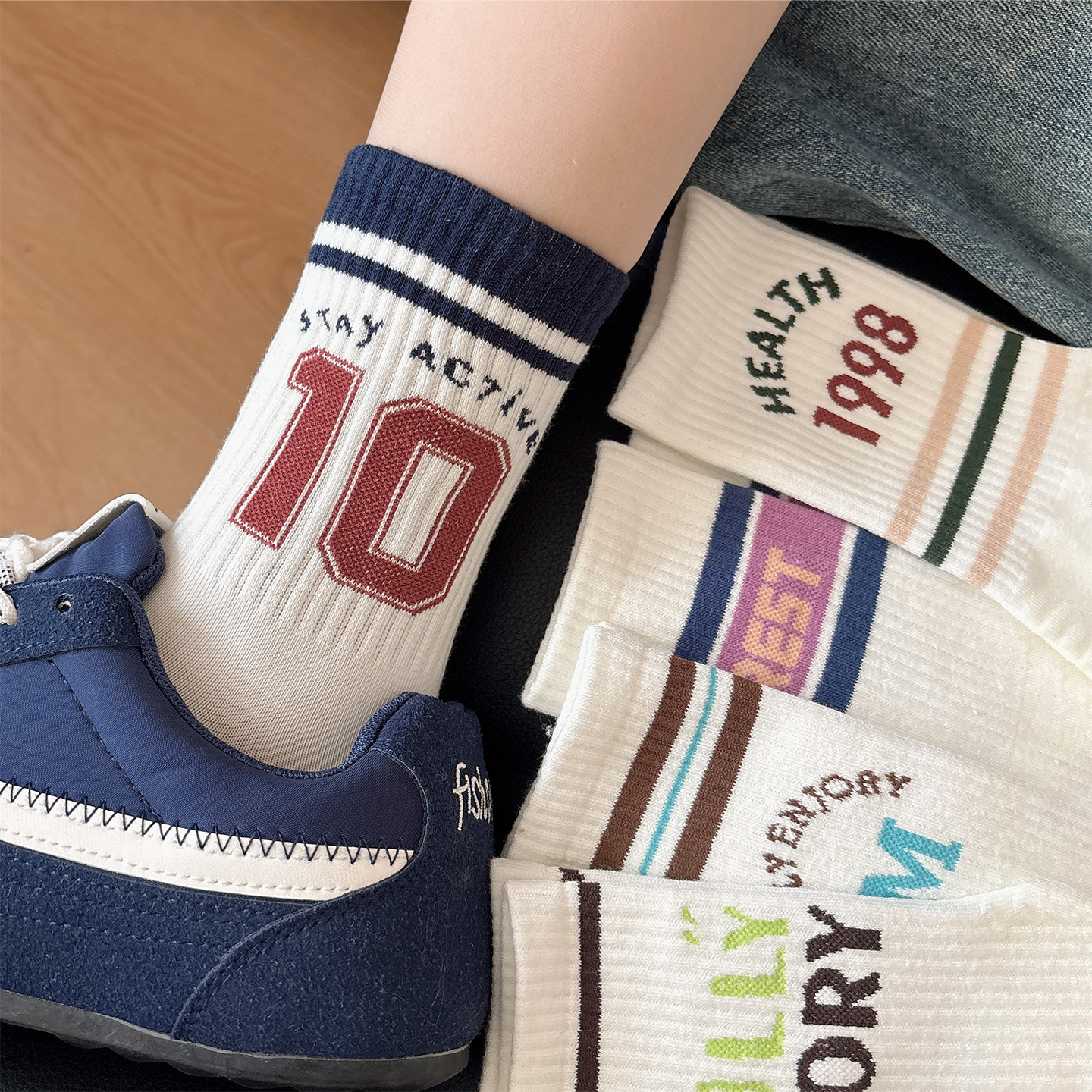 2025秋季美式学院风棉袜子女生运动潮袜吸汗字母条纹复古中筒袜女