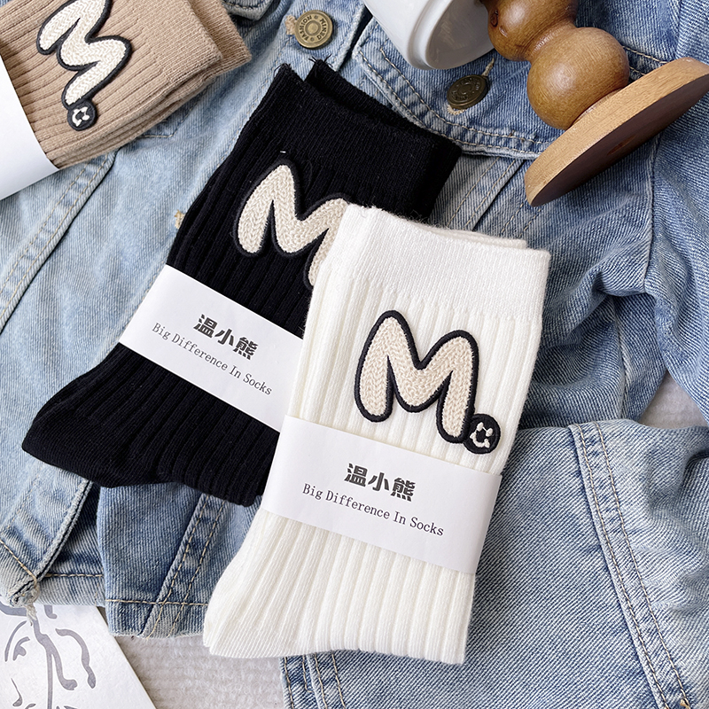 时尚简约纯色字母M布标中筒袜