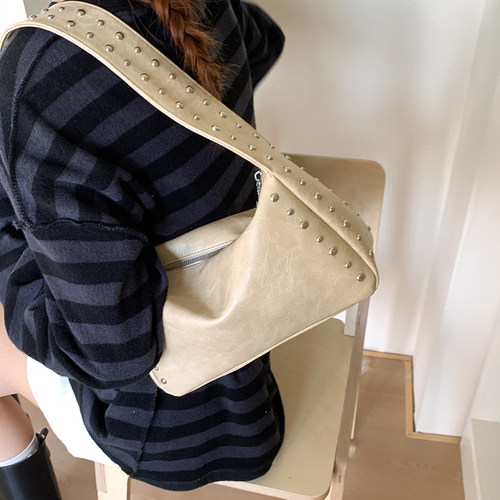 ZATZ甜酷辣妹风铆钉枕头包