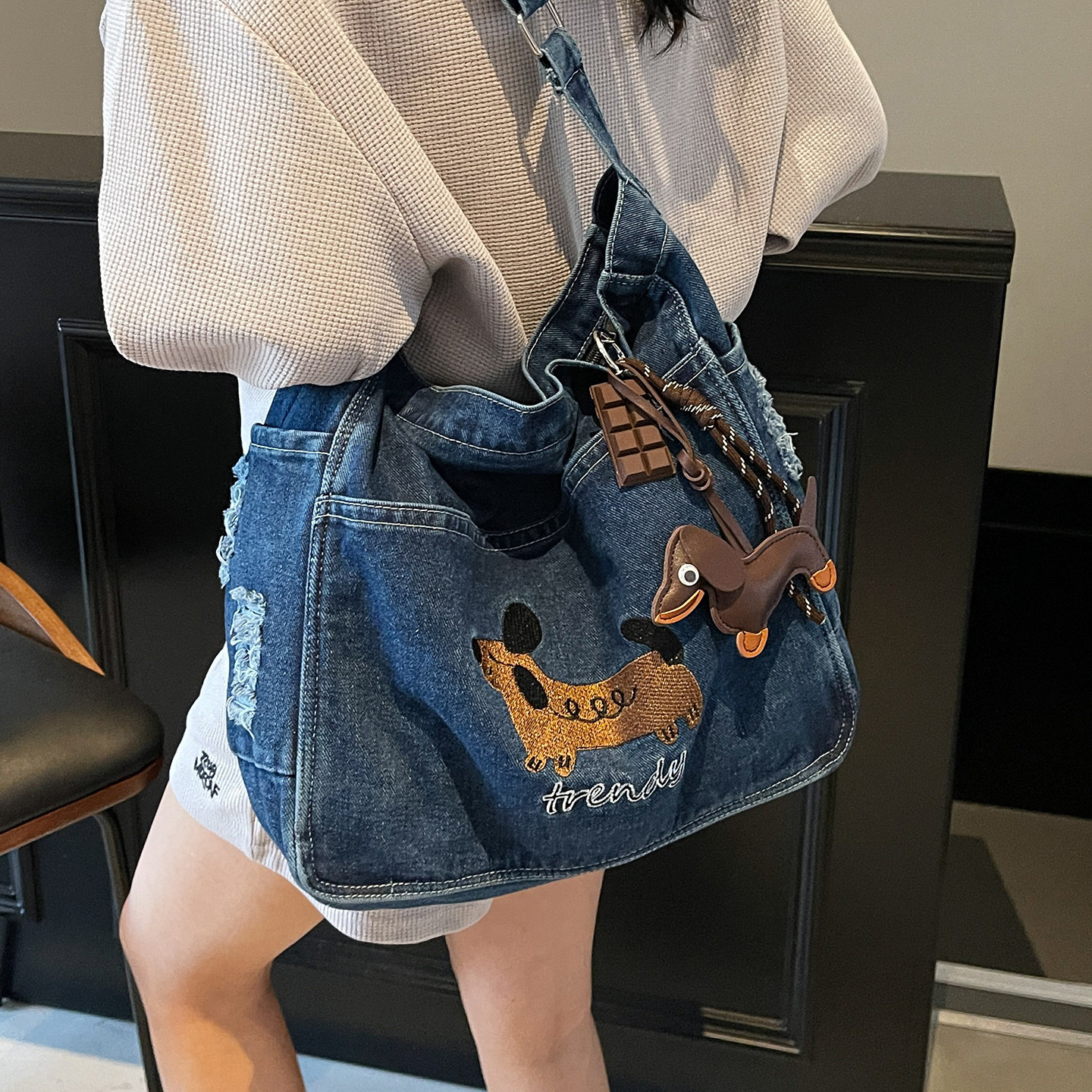 水洗牛仔布大包包女2026新款刺绣腊肠狗托特包冬季复古宽带斜挎包