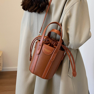 时尚百搭荔枝纹抽绳水桶包