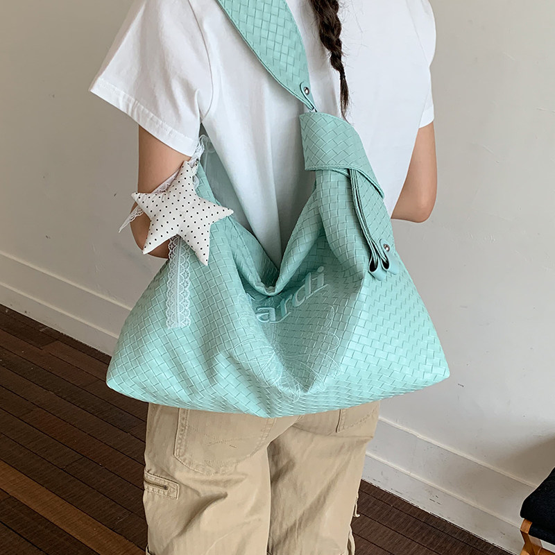 慵懒风褶皱大包包女2026新款百搭编织纹托特包夏季宽带单肩斜挎包 - 实物图