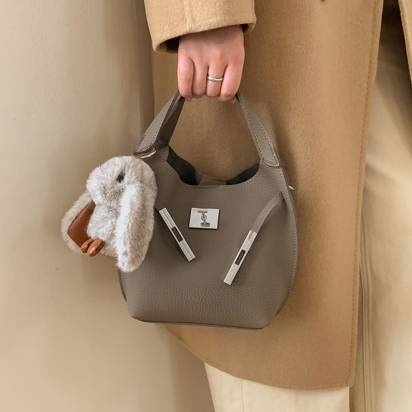 简约荔枝纹小包包女2025新款上班通勤手拎包水桶包秋冬复古斜挎包,箱包皮具/热销女包/男包,水桶包,淘宝优惠券,粉丝福利购,淘宝优惠卷