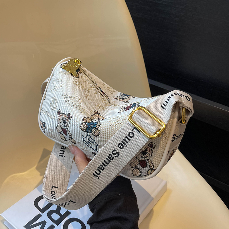 今年流行小包包女2025新款春夏时尚宽带斜挎包帆布小熊腋下枕头包