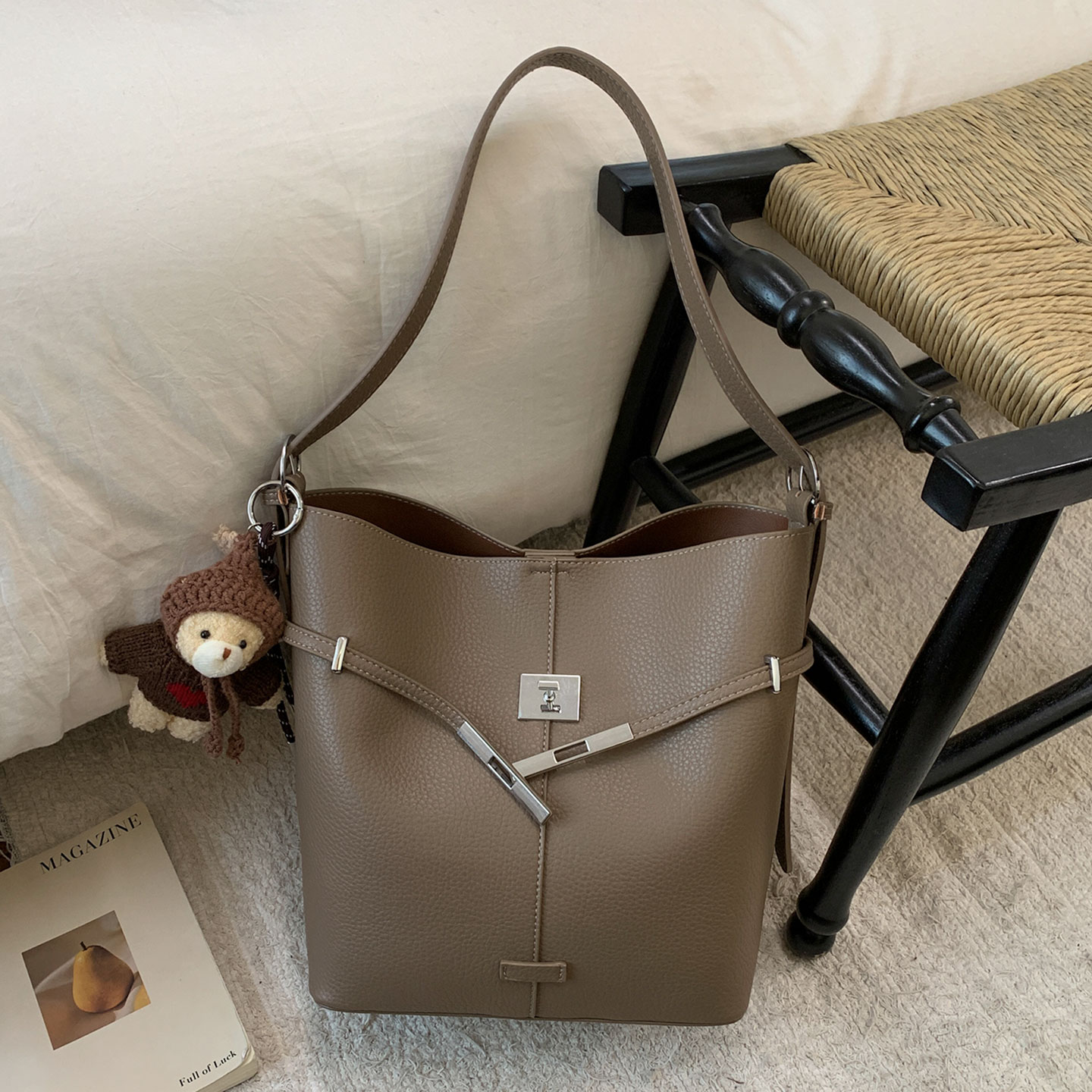 ZATZ软皮腋下荔枝纹水桶包