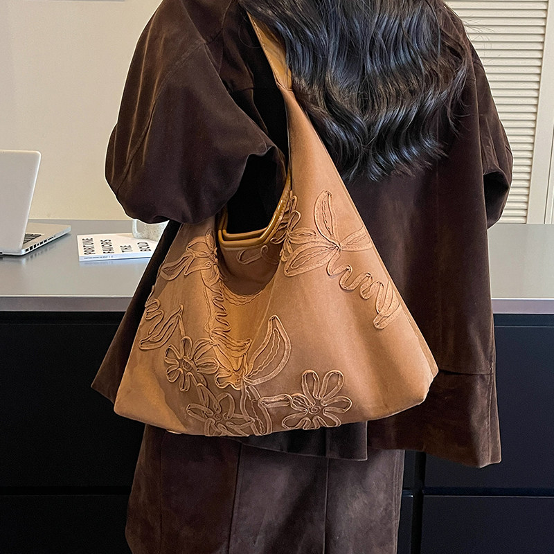 高级感刺绣腋下大包包女2026新款秋冬复古磨砂托特包大容量单肩包
