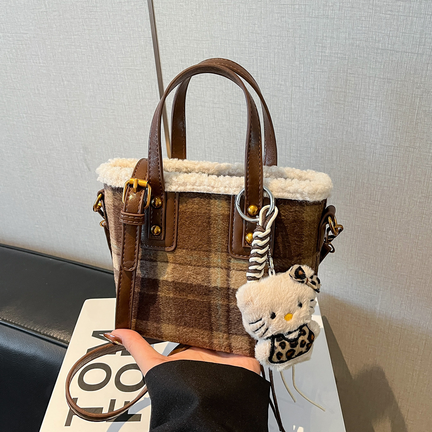 美拉德毛呢格纹小包包女2025新款毛茸茸手拎水桶包秋冬复古斜挎包,箱包皮具/热销女包/男包,水桶包,淘宝优惠券,粉丝福利购,淘宝优惠卷