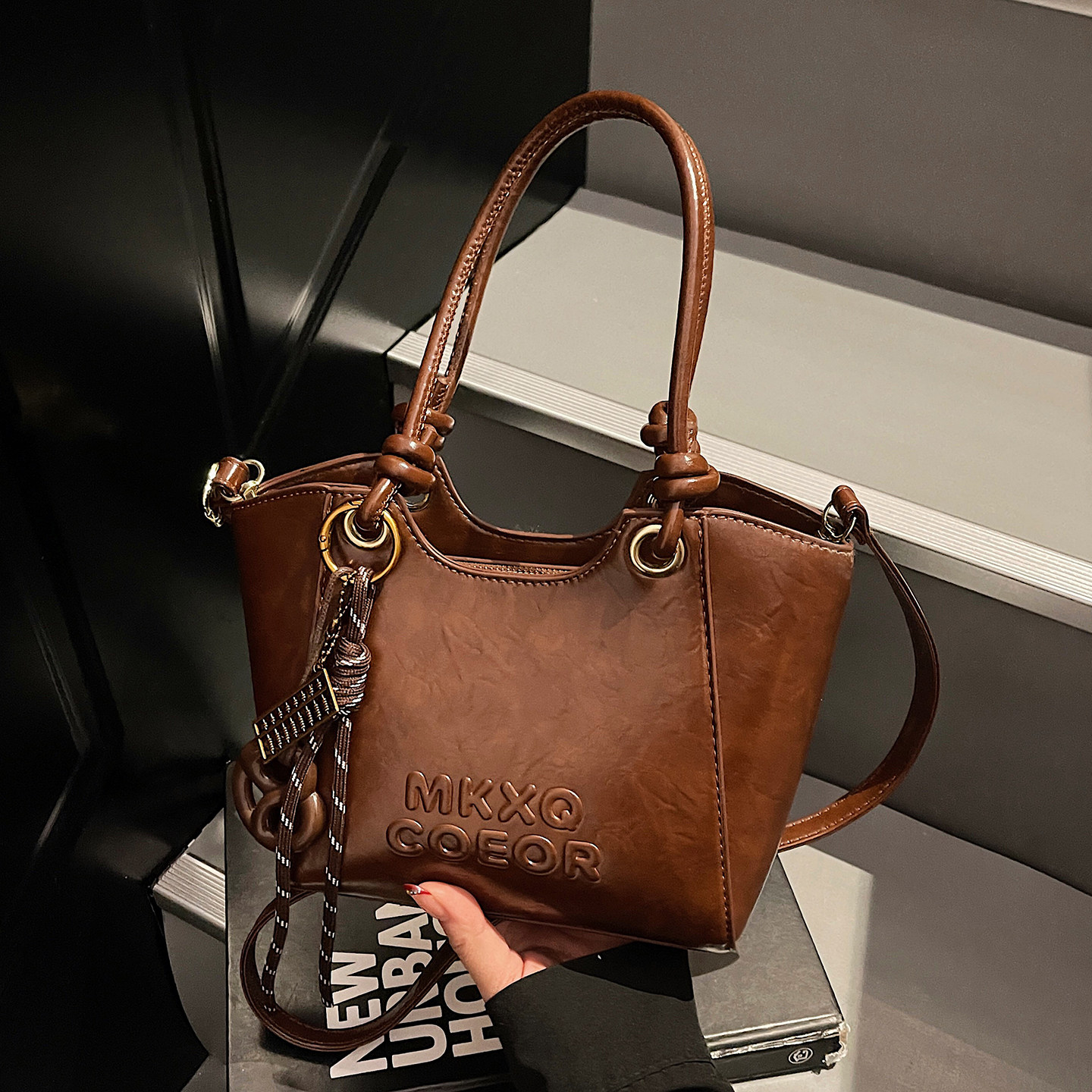 复古手提菜篮子小包包女2025新款油蜡皮字母水桶包秋冬质感斜挎包,箱包皮具/热销女包/男包,托特包,淘宝优惠券,粉丝福利购,淘宝优惠卷