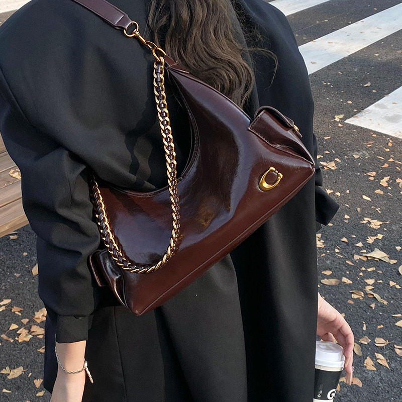 百搭油蜡皮小包包女2026新款复古链条新月包秋冬高级感通勤斜挎包