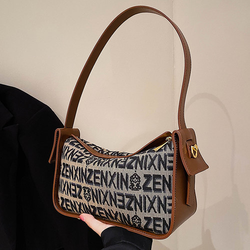 百搭时尚字母宽边腋下包