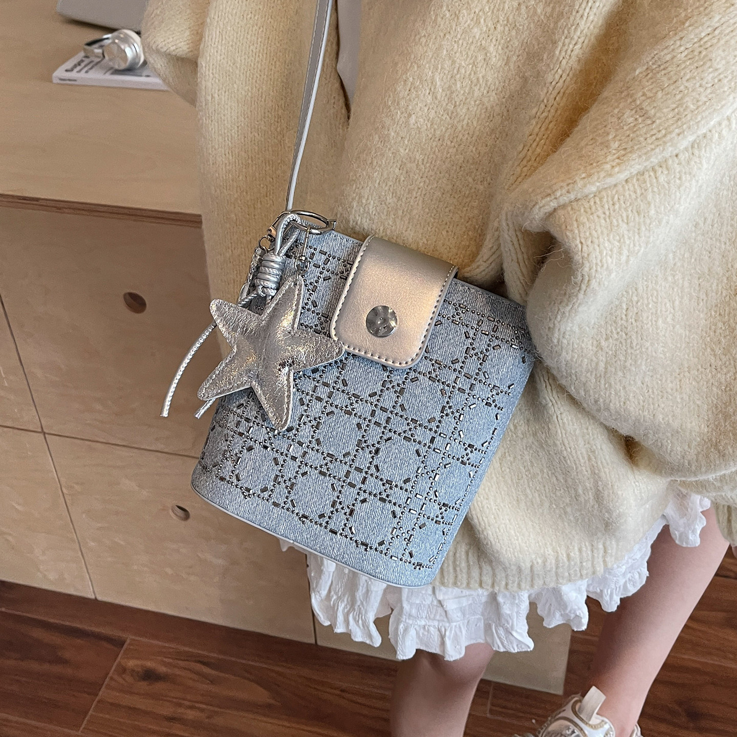 夏季流行亮钻小包包女2025新款时尚百搭菱格水桶包洋气质感斜挎包,箱包皮具/热销女包/男包,水桶包,淘宝优惠券,粉丝福利购,淘宝优惠卷