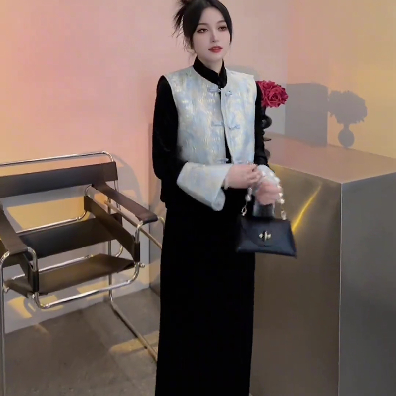 今年流行国潮套装裙女秋冬轻奢盘扣马夹打底衫半身裙新中式二件套
