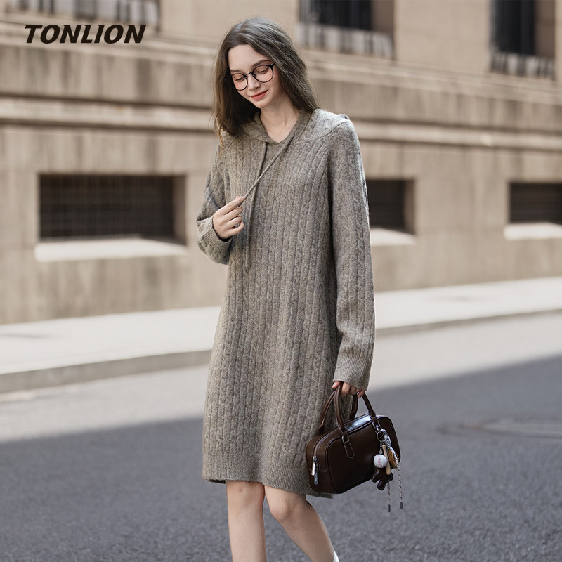 唐狮长袖针织连衣裙女2025冬季新款宽松连帽慵懒高级感内搭毛衣裙