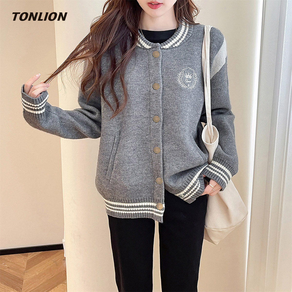 唐狮毛衣外套女2025秋冬新款学院风宽松显瘦设计感针织开衫棒球服