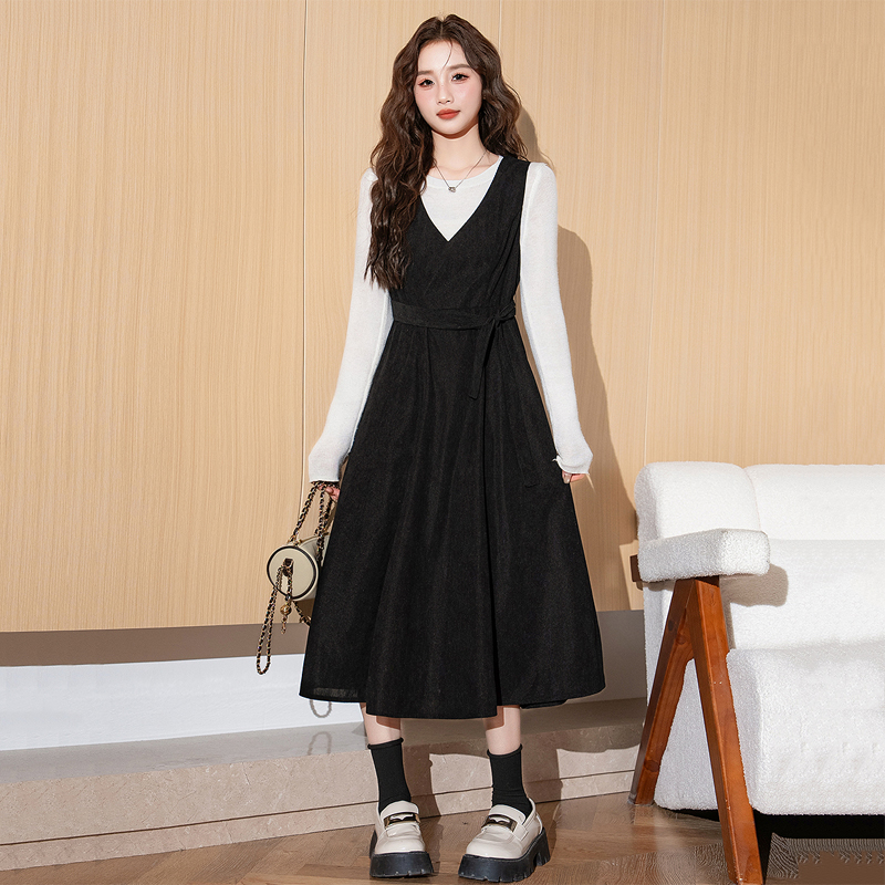 唐狮黑色灯芯绒连衣裙女2025秋冬新款V领裙子气质收腰长款背带裙