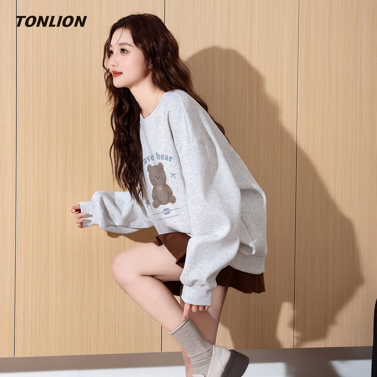 唐狮灰色卫衣女2025秋季新款减龄小熊印花宽松圆领慵懒风套头上衣
