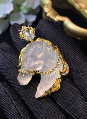 白冰石英质玉马首挂件S925银镶嵌珠宝轻奢款天然玉石战马马头挂件