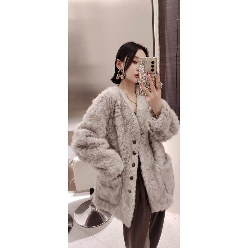 海宁原创设计师女士中长外套纯V领大衣系扣女慵懒风毛绒一体轻奢