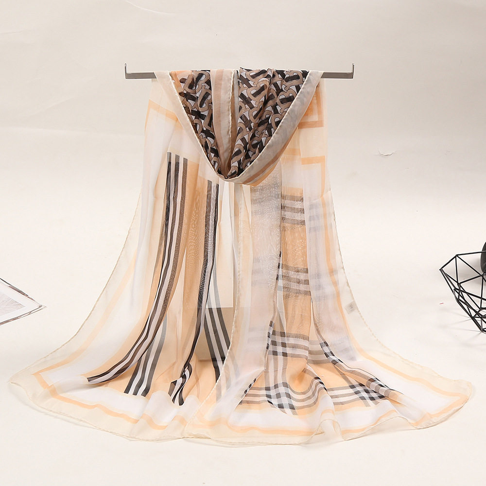 时尚围巾格子丝巾女韩版格子长款披肩春秋百搭装饰夏季防晒沙滩巾