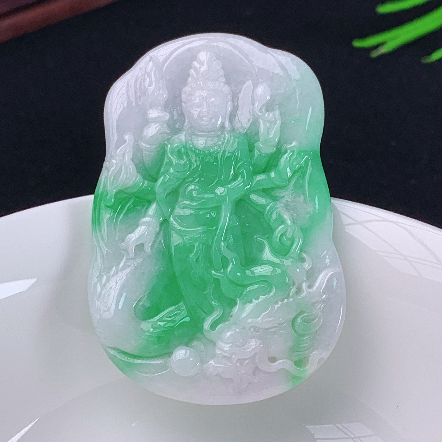 缅甸天然A货翡翠千手观音吊坠