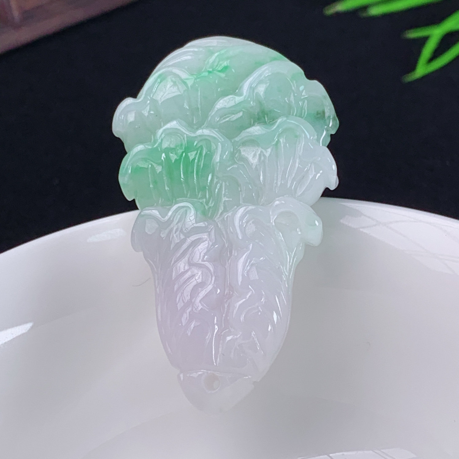缅甸天然翡翠A货浅绿白菜挂件