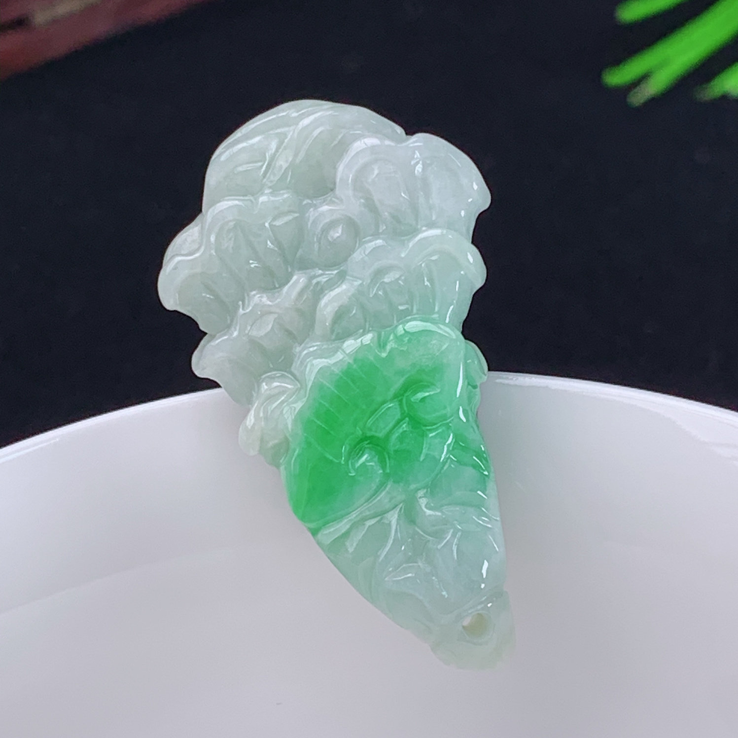 缅甸天然翡翠A货飘阳绿翡翠白菜