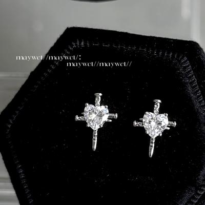 甜酷清冷爱心十字架钛钢螺纹耳钉