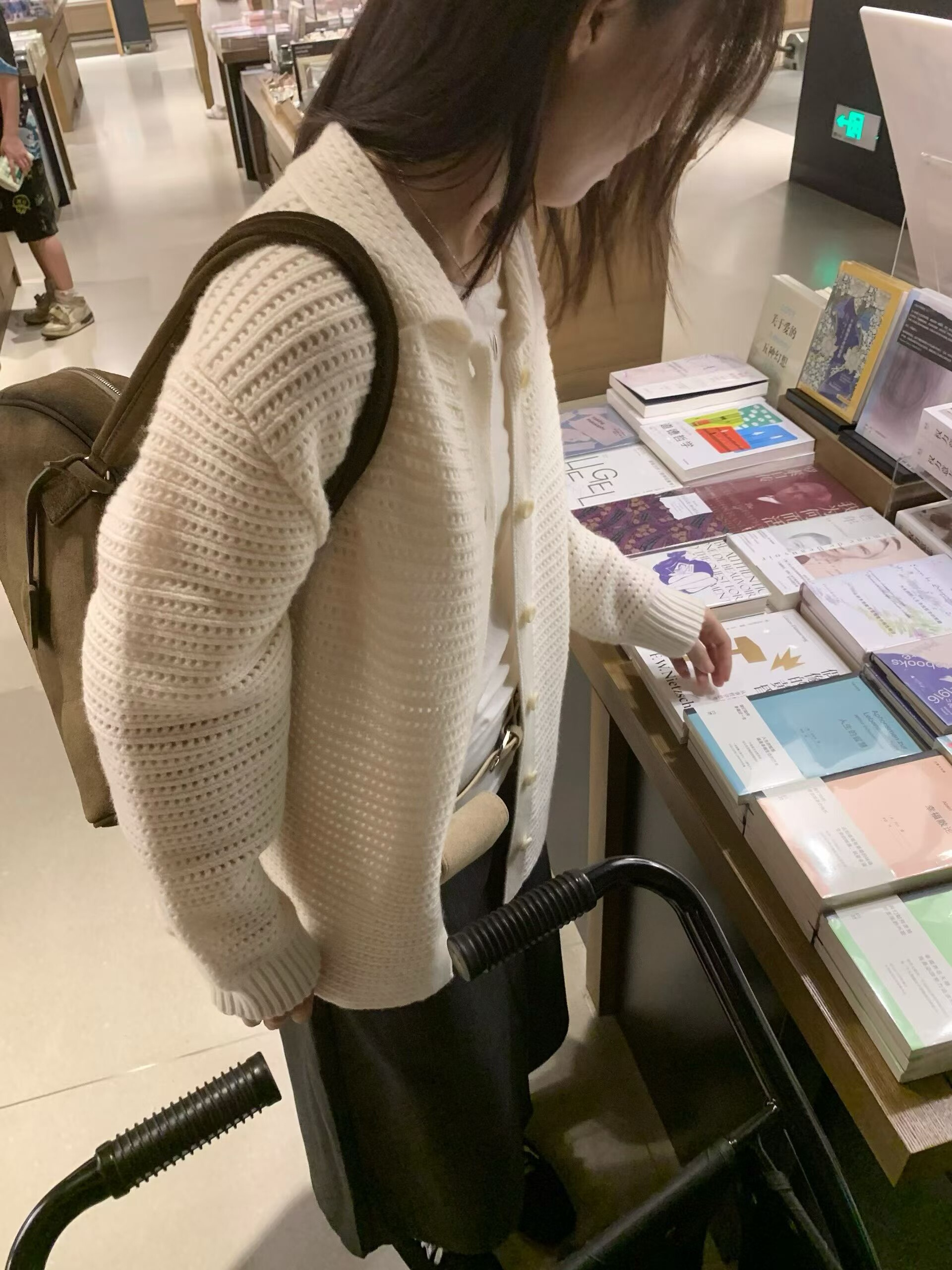 25秋韩版sliver简约休闲镂空钩花米白色羊毛针织开衫宽松翻领毛衣